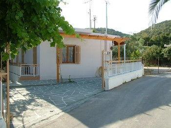 George'S Apartment Agia Marina  Eksteriør billede